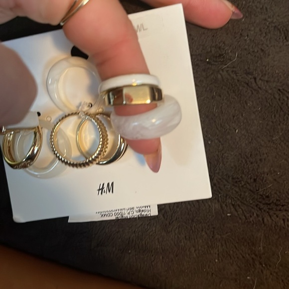 H&M 9-PACK RINGS
GOLD-COLORED/WHITE (Resin 60%, Metal 40%) Size M/L - Picture 5 of 7